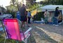 Há mais de 30 horas fora de casa, moradores montam acampamento para vigiar residências interditadas, em Caxias do Sul