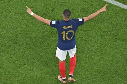 Kylian Mbappe faz o segundo gol da França em partida contra a Dinamarca pela Copa do Mundo<!-- NICAID(15277628) -->