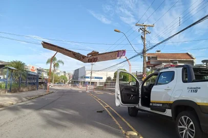 Temporal provoca estragos no bairro Santa Catarina, em Caxias do Sul. Trânsito fica bloqueado na Rua Matteo Gianella em frente à igreja.<!-- NICAID(15643976) -->