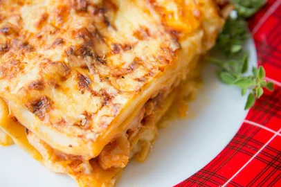 PORTO ALEGRE, RS, BRASIL, 12/04/2016 :  Receitas de colunistas: Lasanha de frango (frango em cubos pequenos, com molho bechamel, muçarela). Receita da Marta Sfredo.   (Omar Freitas/Agência RBS)Indexador: Omar Freitas<!-- NICAID(12137278) -->