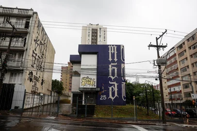 PORTO ALEGRE, RS, BRASIL, 28-07-2026: Porto Alegre tem quase 30 prédios da Oi em situação de abandono. Um deles fica na esquina da ruas Irmão José Otão com a Santo Antônio. Fotos: Duda Fortes/Grupo RBS<!-- NICAID(16335526) -->