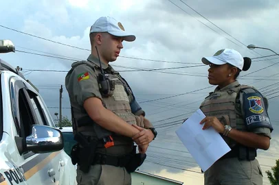 O número de medidas protetivas concedidas em 2022 na Serra foi o maior dos últimos quatro anos, segundo o Tribunal de Justiça (TJ) do Rio Grande do Sul. Dados mostram que em 2019 foram aplicadas quase 10 mil medidas na região. Em 2020, primeiro ano de pandemia, houve redução, com cerca de 8 mil documentos. Mas a procura por ajuda vem subindo e chegou a mais de 13 mil no ano ado, crescimento de 46% em relação ao ano anterior. É como se a cada 40 minutos, uma mulher buscasse auxílio das autoridades para evitar ser morta ou agredida.<!-- NICAID(15383830) -->
