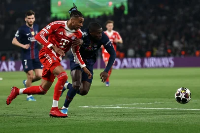 Guest, Bayern Munich's French midfielder #17 Michael Olise fights for the ball with Paris Saint-Germain's Portuguese defender #25 Nuno Mendes during the UEFA Champions League semi-final first leg football match between Paris Saint-Germain (PSG) and Bayern Munich at the Parc des Princes in Paris on April 28, 2026. (Photo by Anne-Christine POUJOULAT / AFP)<!-- NICAID(16275238) -->