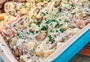 Frango cremoso no forno com batatas e ervas