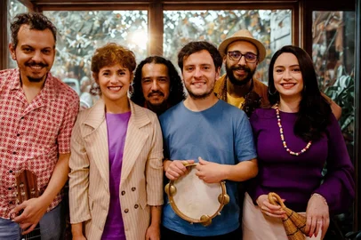 O samba caxiense tem espaço garantido no próximo Caxias em Cena. Com apresentação marcada para o dia 11 de setembro, o Samba do Feitiço exibirá composições autorais no Teatro Municipal Pedro Parenti, na Casa da Cultura. O coletivo é formado por músicos e compositores de Caxias do Sul, e tem apresentado canções próprias desde 2018, no tradicional formato de roda de samba. O evento marca o lançamento do primeiro álbum do Samba do Feitiço, A Vitória do Samba, que será disponibilizado por streaming em diversas plataformas digitais.<!-- NICAID(16120548) -->