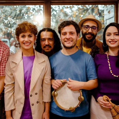 O samba caxiense tem espaço garantido no próximo Caxias em Cena. Com apresentação marcada para o dia 11 de setembro, o Samba do Feitiço exibirá composições autorais no Teatro Municipal Pedro Parenti, na Casa da Cultura. O coletivo é formado por músicos e compositores de Caxias do Sul, e tem apresentado canções próprias desde 2018, no tradicional formato de roda de samba. O evento marca o lançamento do primeiro álbum do Samba do Feitiço, A Vitória do Samba, que será disponibilizado por streaming em diversas plataformas digitais.<!-- NICAID(16120548) -->