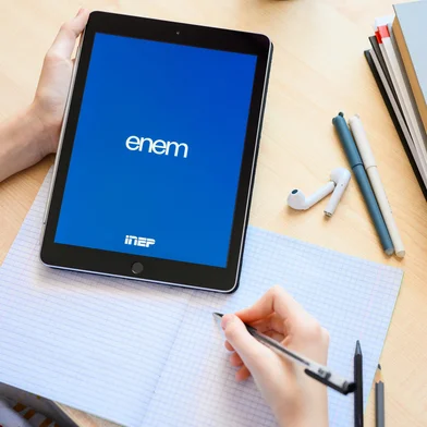 Vladimir, Russia - January 2022: A tablet in the hands of a schoolboy with an application for the ENEM exam (national high school exam)Fonte: 480696188<!-- NICAID(15891791) -->