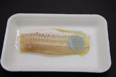 Já pensou ser possível identificar se um peixe está estragado sem precisar abrir a embalagem ou sentir o cheiro. Essa é a proposta de uma embalagem inteligente, feita com nanofibras e pigmentos vegetais, que muda de cor conforme o alimento se deteriora.<!-- NICAID(16037812) -->