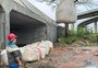 Prefeitura de Porto Alegre usa sacos de areia e argila para fechar três comportas do sistema de proteção contra cheias