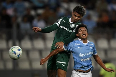 Palmeiras' Colombian midfielder #08 Richard Rios heads to score during the Copa Libertadores group stage first round football match between Peru's Sporting Cristal and Brazil's Palmeiras at the Nacional stadium in Lima, on April 3, 2025. (Photo by ERNESTO BENAVIDES / AFP)<!-- NICAID(16010005) -->