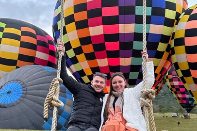 Amanda Ev e Leonardo Lauffer oficializaram a relação em um balão.<!-- NICAID(16303541) -->