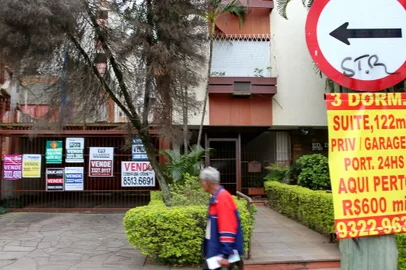 Porto Alegre, RS. Grande oferta de imóveis para venda em Porto Alegre. Ambientais na rua Lucas de Oliveira. Foto Júlio Cordeiro. Ag RBS. 08/09/2015<!-- NICAID(11671315) -->
