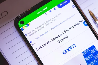 Informações em um site sobre o ENEM que se refere ao Exame Nacional do Ensino Médio na tela de um celular. Educação, Brasil.Indexador: Rafael de Matos CarvalhoFonte: 556292885<!-- NICAID(15571141) -->