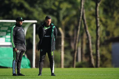 CAXIAS DO SUL, RS, BRASIL, 07/06/2023. Treino do Juventude no Centro de Formação de Atletas e Cidadãos (Cfac), na manhã desta quarta-feira (07). O Ju está disputando a série B do Campeonato Brasileiro. Na foto, o técnico Thiago Carpini. (Bruno Todeschini/Agência RBS)Indexador: BTK<!-- NICAID(15449910) -->