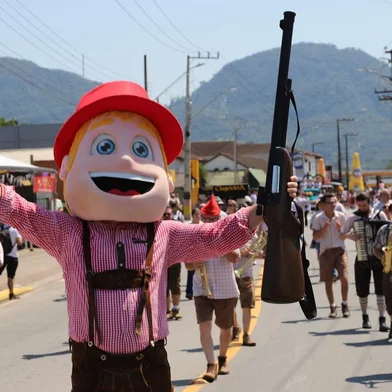 Desfile temático da Schützenfest, festa típica alemã em Jaraguá do Sul, SC