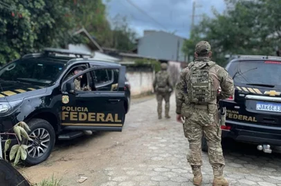 Oito pessoas foram presas durante a operação Strappo, da Polícia Federal, contra um grupo suspeito de enviar cocaína para a Europa por meio de aeroportos brasileiros. Outros 13 mandados de busca e apreensão foram cumpridos nas cidades de Palhoça, Tubarão e Biguaçu, em Santa Catarina.<!-- NICAID(16044032) -->
