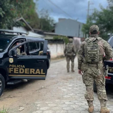 Oito pessoas foram presas durante a operação Strappo, da Polícia Federal, contra um grupo suspeito de enviar cocaína para a Europa por meio de aeroportos brasileiros. Outros 13 mandados de busca e apreensão foram cumpridos nas cidades de Palhoça, Tubarão e Biguaçu, em Santa Catarina.<!-- NICAID(16044032) -->