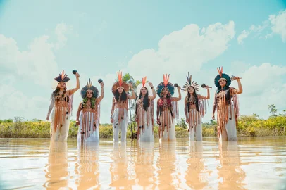 O Teatro do Sesc Caxias do Sul recebe, no dia 12 de outubro, às 20h, o show Suraras do Tapajós, atração do projeto Sonora Brasil. Formado por mulheres indígenas, o grupo paraense apresenta canções autorais e repertórios da música do Pará, combinando carimbó, dança e elementos visuais ligados à cultura de seus territórios. Os ingressos estão disponíveis no SAC da unidade e pelo site www.sesc-rs.com.br/espetaculosculturais, a partir de R$15. <!-- NICAID(16383009) -->