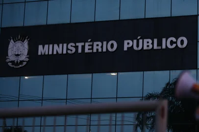 PORTO ALEGRE, RS, BRASIL, 12-09-2016: Protesto em frente a sede do Ministério Público em Porto Alegre, contra o promotor Theodoro Alexandre da Silva Silveira, afastado após declarações dirigidas à menor vítima de estupro em Júlio de Castilhos (FOTO FÉLIX ZUCCO/AGÊNCIA RBS, Editoria de Notícias).<!-- NICAID(12436555) -->