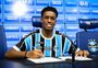 Volante promovido por Renato assina primeiro contrato profissional com o Grêmio