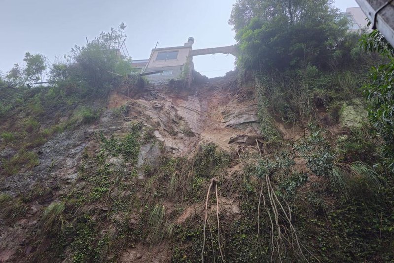 Barranco cede e casa é interditada por causa da chuva em Bento Gonçalves <!-- NICAID(15600046) -->