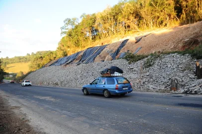 CAXIAS DO SUL, RS, BRASIL, 07/06/2024. Rodovias estaduais e federais da Serra seguem em trabalho de reconstrução. Mesmo pontos liberados precisam de trabalhos de contenção. Na foto, trecho do Km 158, da RS 453 (Rota do Sol), nas proximidades da Capela São Nicolau, próximo ao acesso do Caxias Golf Club, em Vila Seca. (Porthus Junior/Agência RBS)<!-- NICAID(15783601) -->