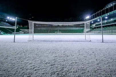 Neve cobriu o campo do Juventude em Caxias do Sul<!-- NICAID(14848634) -->
