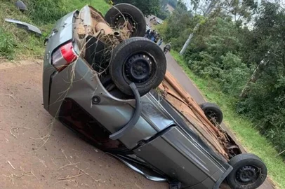 Adolescente de 15 anos morre após acidente entre dois carros na RS-325, no norte do RS<!-- NICAID(16287308) -->