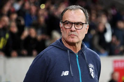 (FILES) Lille's Argentinian head coach Marcelo Bielsa looks on  during the French L1 football match between Lille (LOSC) and Saint-Etienne (ASSE) at the Pierre-Mauroy Stadium in Villeneuve d'Ascq, near Lille, northern France, on November 17, 2017. Argentine Marcelo Bielsa has a "long-distance agreement", which he will sign in the next few days, to be the coach of the Uruguayan national soccer team for the World Cup-2026 qualifiers, Jorge Casales, head of the Uruguayan Football Association, confirmed on May 11, 2023. (Photo by DENIS CHARLET / AFP)<!-- NICAID(15427326) -->