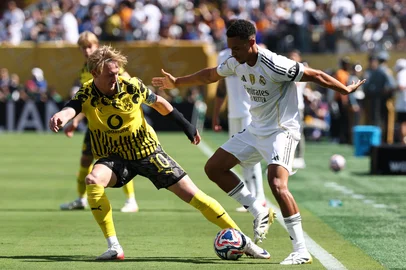 O meio-campista alemão #10 Julian Brandt, do Borussia Dortmund, e o zagueiro inglês #12 Trent Alexander-Arnold, do Real Madrid<!-- NICAID(16074109) -->