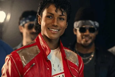 Dirigido por Antoine Fuqua e estrelado por Jaafar Jackson, sobrinho de MJ, no papel principal, o longa-metragem "Michael" retratará a trajetória completa do artista: desde os Jackson 5, passando pela era Thriller até os palcos mundiais.<!-- NICAID(16264948) -->