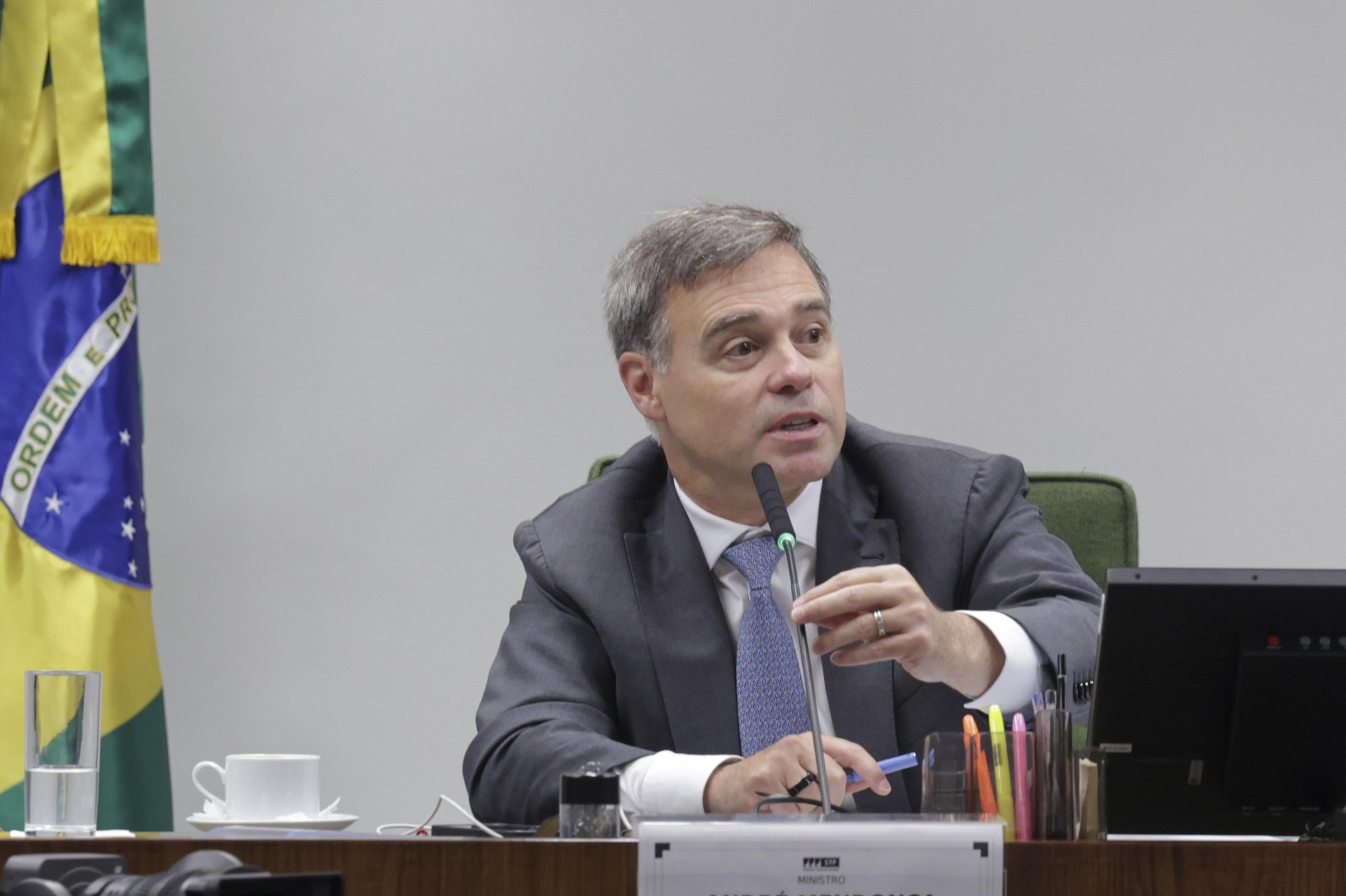 Mendon&ccedil;a repreende PGR por demora na an&aacute;lise do pedido de pris&atilde;o de Vorcaro