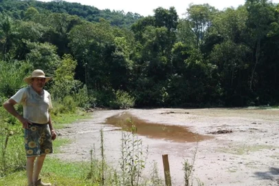 Estiagem em Boa Vista do Sul, faz com que prefeitura tenha que entregar água por meio de caminhão pipa para moradores e animais<!-- NICAID(15353189) -->