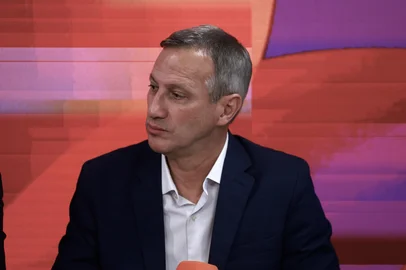 Jeff Botega / Grupo RBS PORTO ALEGRE, RS, BRASIL, 05-10-2026: O senador eleito pelo Rio Grande do Sul, Ubiratan Sanderson (PL), concede entrevista ao programa Timeline, da Rádio Gaúcha, na sede do Grupo RBS, nesta segunda-feira (5), um dia após ser eleito para o Senado nas eleições de 2026. Foto: Jeff Botega/Grupo RBS<!-- NICAID(16380523) -->
