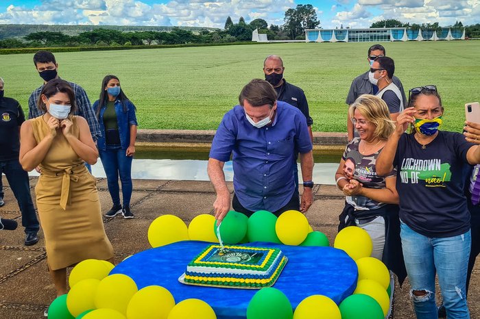 Bolsonaro tem festinha de aniversário no Palácio com familiares