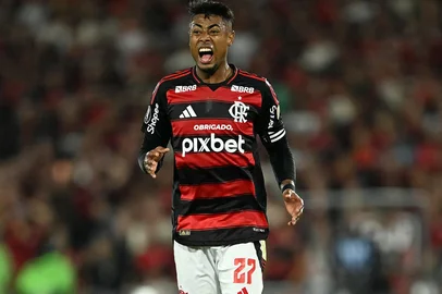 Mauro PIMENTEL / AFP Flamengo's forward #27 Bruno Henrique reacts after missing an opportunity to score during the Copa Libertadores round of 16 first leg all-Brazilian football match between Flamengo and Internacional at the Maracana stadium in Rio de Janeiro, Brazil, on August 13, 2025. (Photo by Mauro PIMENTEL / AFP)Editoria: SPOLocal: Rio de JaneiroIndexador: MAURO PIMENTELSecao: soccerFonte: AFPFotógrafo: STF<!-- NICAID(16101185) -->