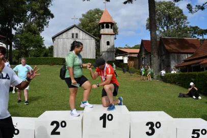 Com mais de 700 corredores e um pedido de casamento no pódio, 3ª etapa do Circuito Sesc de Corridas foi realizada na manhã deste domingo (25), em Caxias do Sul<!-- NICAID(15689136) -->