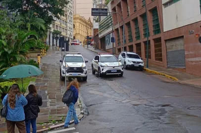Tiago Medeiros / Agência RBS O Batalhão de Operações Policiais Especiais foi acionado para verificação após um morador localizar uma mochila em frente a um prédio residencial no Centro da Capital. A EPTC e a Brigada Militar realizam o bloqueio da Rua Riachuelo, entre as ruas General Câmara e General João Manoel.<!-- NICAID(16345270) -->
