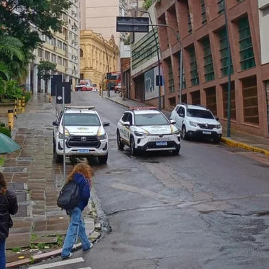 O Batalhão de Operações Policiais Especiais foi acionado para verificação após um morador localizar uma mochila em frente a um prédio residencial no Centro da Capital. A EPTC e a Brigada Militar realizam o bloqueio da Rua Riachuelo, entre as ruas General Câmara e General João Manoel.<!-- NICAID(16345270) -->