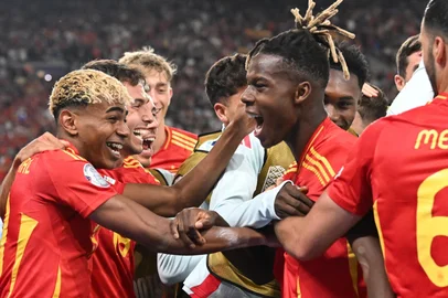 Lamine Yamal, Nico Williams e time comemoram gol na partida entre Espanha e França na Nations League 2025<!-- NICAID(16053473) -->