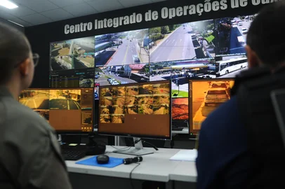 CAXIAS DO SUL, RS, BRASIL, 03/04/2024. A reportagem foi até o Centro Integrado de Operações de Caxias do Sul (CIOP), para pauta sobre os primeiros seis meses de funcionamento da unidade. (Bruno Todeschini/Agência RBS)Indexador: BTK<!-- NICAID(15724255) -->