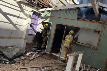 Um incêndio destruiu parte de uma edificação nesta segunda-feira (28) em Bento Gonçalves<!-- NICAID(16025929) -->