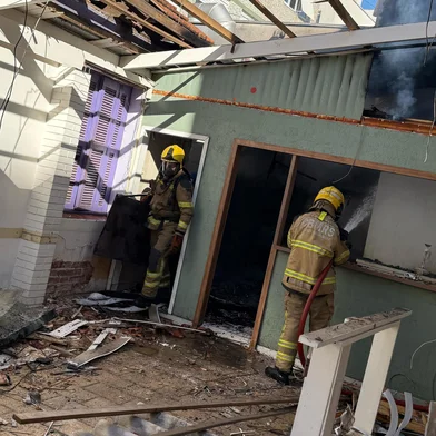 Um incêndio destruiu parte de uma edificação nesta segunda-feira (28) em Bento Gonçalves<!-- NICAID(16025929) -->