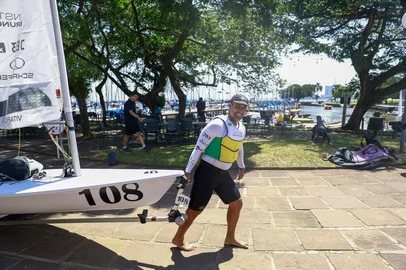 Jeff Botega / Agencia RBS Porto Alegre, RS, Brasil – Regatas do Campeonato Centro Sul Americano da classe ILCA movimentam o Guaíba, em frente ao clube Veleiros do Sul, reunindo velejadores de diversos países da América Latina em uma das principais competições continentais da vela.Indexador: jeff botega<!-- NICAID(16238776) -->