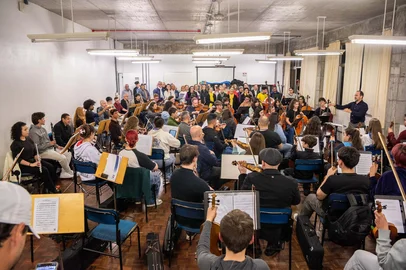 Outubro é o Mês das Crianças e o Mês da Pessoa Idosa, e, para integrar esses diferentes públicos, a Universidade de Caxias do Sul realiza no dia 14, próxima quarta-feira, a 4ª edição do Concerto Infância de Todas as Idades. A partir das 19h40min, pelo menos 110 músicos e cantores vão dividir o palco do UCS Teatro, no Bloco M do Campus-Sede, para interpretar canções que vão, literalmente, do “8 ao 80”. O concerto é gratuito, aberto ao público e, neste ano, integra a 1ª Semana de Inclusão e Diversidade da UCS, que ocorre de 14 a 16 de outubro.<!-- NICAID(16385870) -->