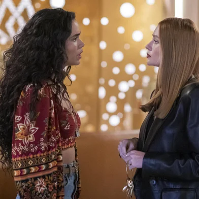 Luna (Giovana Cordeiro) e Preciosa (Marina Ruy Barbosa), fuzuê<!-- NICAID(15600490) -->