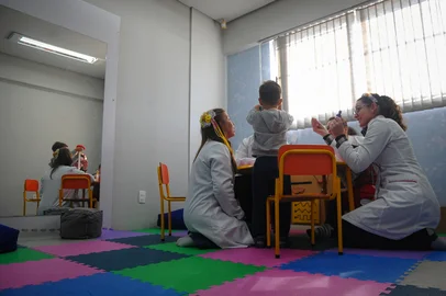 CAXIAS DO SUL, RS, BRASIL, 27/06/2024. Há um ano o Hospital Virvi Ramos conta com um Centro Especializado em Reabilitação Intelectual, que atende pacientes de 32 municípios da região via SUS. 95% dos casos de reabilitação intelectual são de autismo. (Bruno Todeschini/Agência RBS)Indexador: BTK<!-- NICAID(15800627) -->