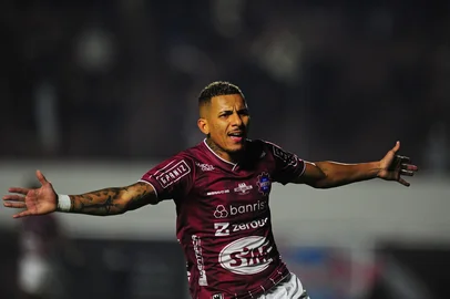 CAXIAS DO SUL, RS, BRASIL, 31/05/2025. Caxias x Londrina, jogo válido pela oitava rodada da primeira fase da série C do campeonato brasileiro e realizado no estádio Centenário. SEGUNDO GOL. (Porthus Junior/Agência RBS)Indexador: BTK                             <!-- NICAID(16050040) -->