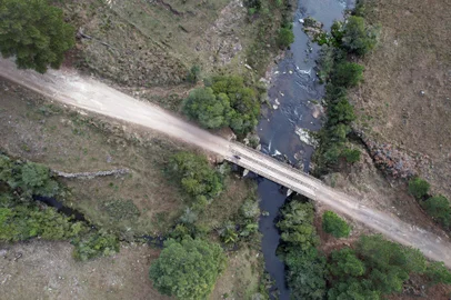 SÃO FRANCISCO DE PAULA, RS, BRASIL, 05/07/2023. Condições da RS-476, em São Francisco de Paula, prejudicam transporte de empresas e de estudantes. Percorremos alguns trechos da rodovia, entre Lajeado Grande e Canela. Estrada não é asfaltada e possui muitos buracos e pedras no caminho. Na foto, Ponte do Lava-Pés, no quilômetro 24 da ERS-476,na localidade de Lava-Pés, entre a ERS-235 (Saiqui) até a RSC-453 (Lajeado Grande, em São Francisco de Paula).(Porthus Junior/Agência RBS)<!-- NICAID(15474719) -->