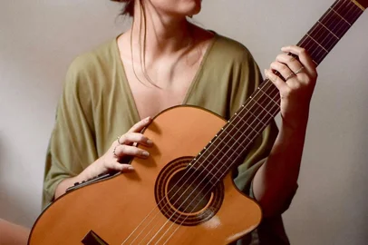 Nesta sexta-feira tem show com a cantora ninamarina (é assim mesmo o nome artístico dela - anexei aqui duas fotos dela tambem) Cantora e compositora, apresenta show no formato violão e voz, mesclando repertório autoral e cover, que passeia pela mpb, pop e rock internacional. (couvert artístico R$10,00)<!-- NICAID(15652118) -->